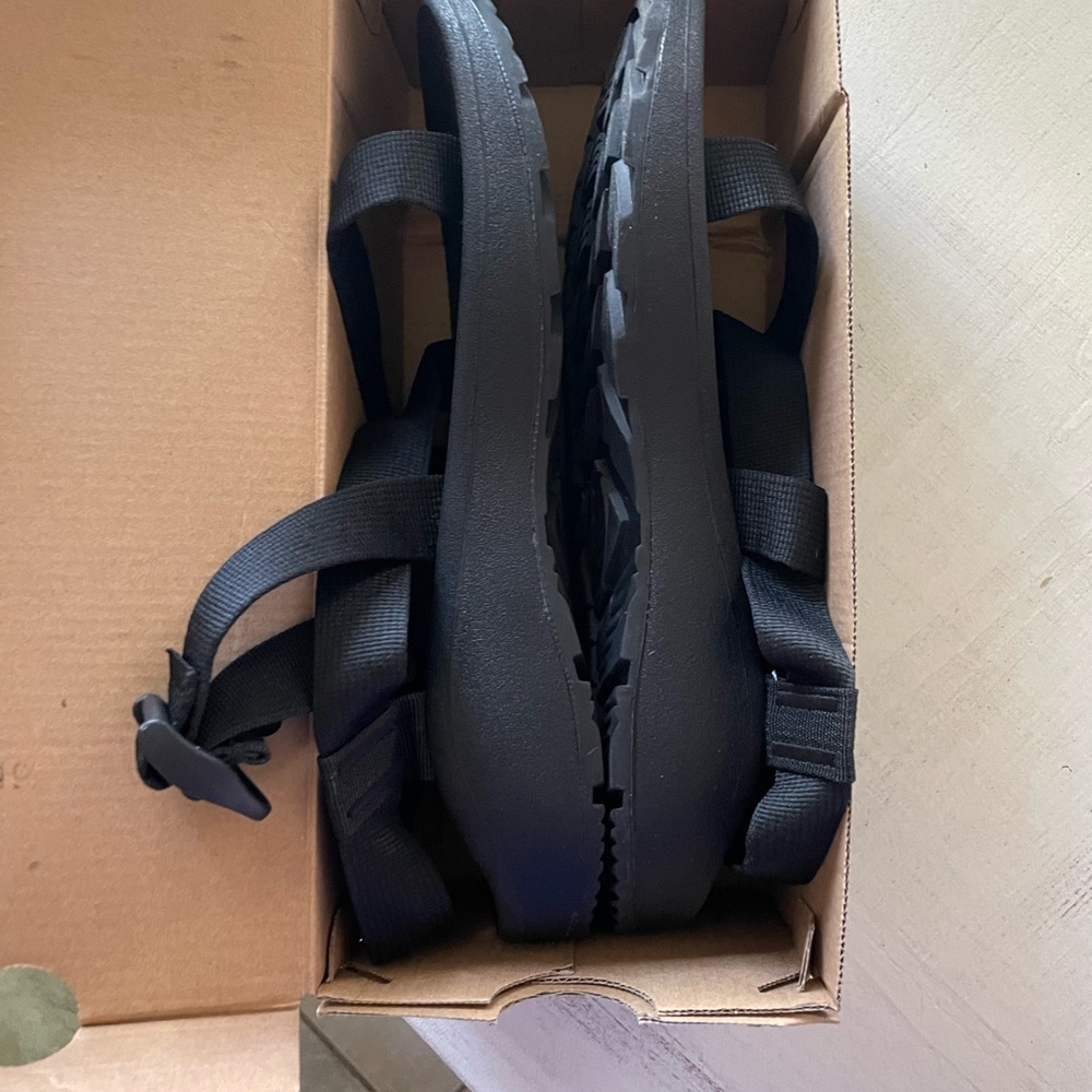 Mens and womens z cloud chacos new in box